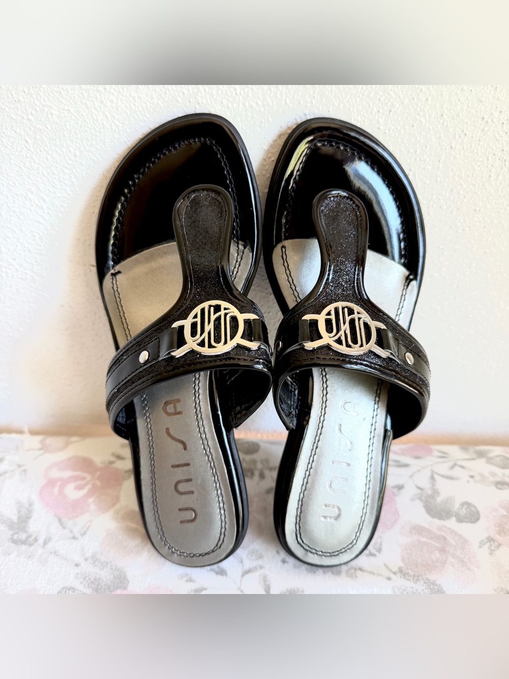 UNISA Black Shiny Thong SANDALS Patent Leather Logo 6 1/2 M Wedge